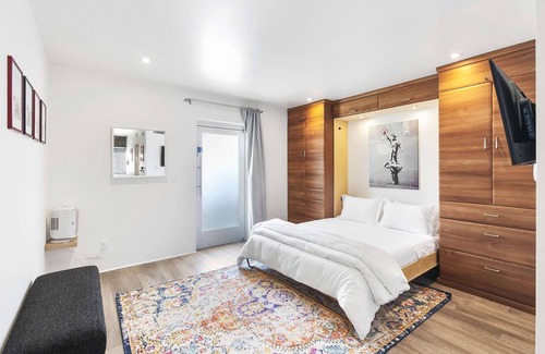 Roosevelt Condo | Well appointed DTPH Studio w Pool and Parking