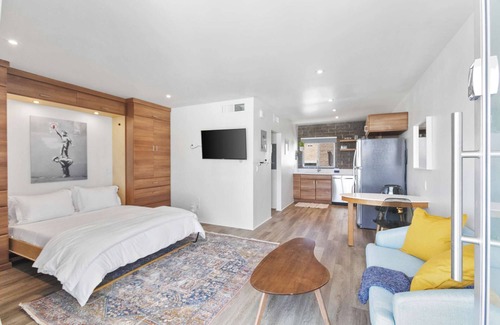 Roosevelt Condo | Well appointed DTPH Studio w Pool and Parking