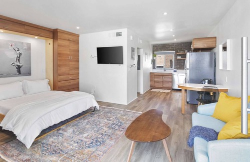 Roosevelt Condo | Well appointed DTPH Studio w Pool and Parking