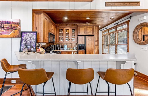 Lake Toxaway Cottage | Well-appointed home moments from award-winning Lake Toxaway Country Club.