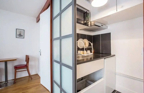 Quartier de la Monnaie Apartment | Well-appointed St. Michel studio