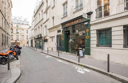 Quartier de la Monnaie Apartment | Well-appointed St. Michel studio