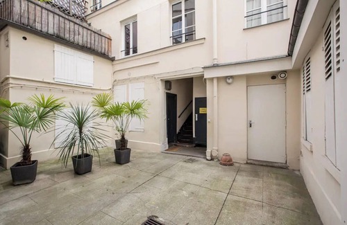 Quartier de la Monnaie Apartment | Well-appointed St. Michel studio