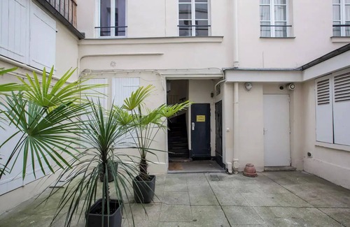 Quartier de la Monnaie Apartment | Well-appointed St. Michel studio