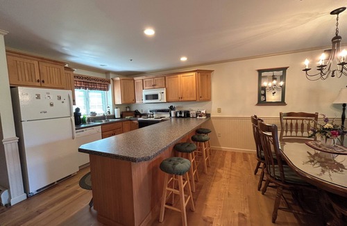 North Conway Condo | Well appointed Townhouse,great location w/lovely mountain view,pool & tennis,A/C