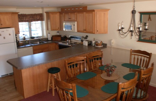 North Conway Condo | Well appointed Townhouse,great location w/lovely mountain view,pool & tennis,A/C