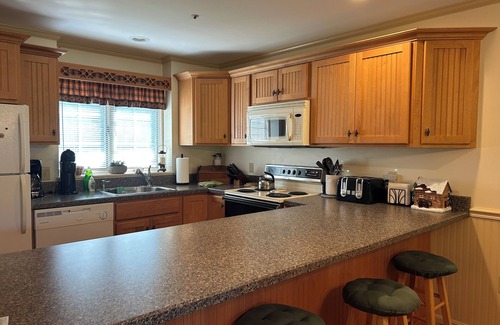 North Conway Condo | Well appointed Townhouse,great location w/lovely mountain view,pool & tennis,A/C