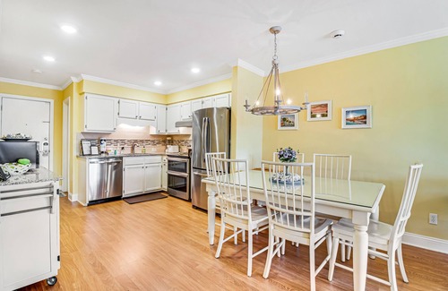 Isle of Palms Villa | Well-appointed villa w/community pool, ocean view, free WiFi