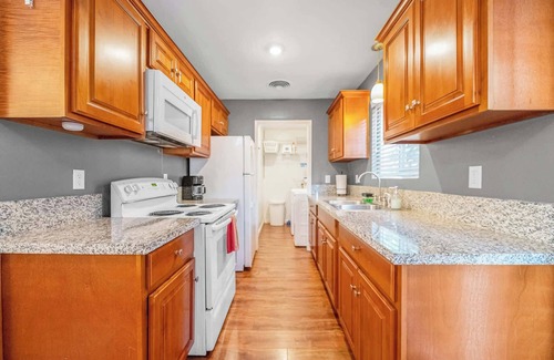 Visalia Apartment | Well-cared for Apartments, Quick Walk to Med Center, Downtown, Value for Long St