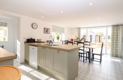 Seething Cottage | WELL COTTAGE, pet friendly, with open fire in Loddon