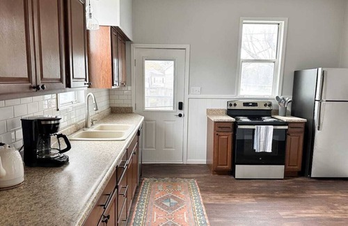 Evansville House | Well decorated 2BR Cozy Home, close to everything in Evansville