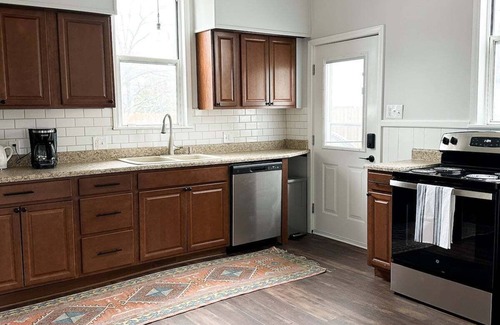 Evansville House | Well decorated 2BR Cozy Home, close to everything in Evansville