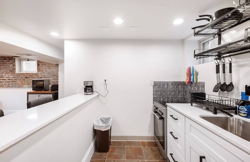 Whittier House | Well equipped 1-bedroom basement apartment/private entrance, AC, WiFi Denver