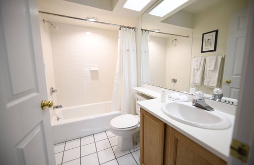Oshkosh Apartment | Well Equipped 2BD/2BA Residence Near Downtown