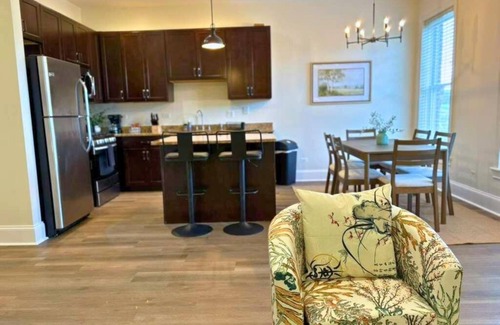 North Evanston Apartment | Well-Equipped 2BR Unit with Parking