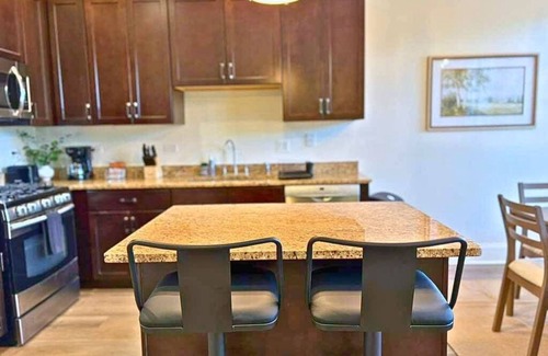 North Evanston Apartment | Well-Equipped 2BR Unit with Parking