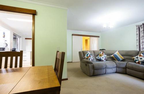 Jolimont Apartment | Well equipped 3BR Home with Backyard and Patio