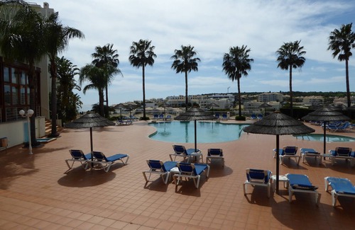Porto de Mos Apartment | Well-equipped apartment with sun-drenched balcony