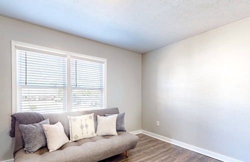 La Follette Apartment | Well-equipped downtown studio with firepit, fast WiFi, streaming, BBQ, kitchen