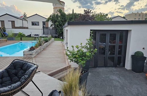 Decines-Charpieu Bed & Breakfast | Well-equipped outbuilding near groupama stadium