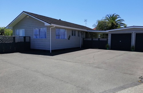 Motueka House | Well equipped, thoughtfully prepared and walking distance to town.