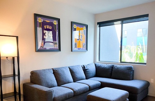 Platinum Triangle Apartment | Well Kept + Comfortable Apt Minutes Away From Disneyland, Convention Center