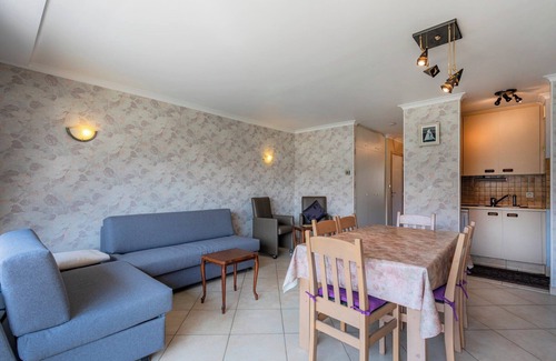 Koksijde-Bad Apartment | Well-kept sunny flat with sun terrace.