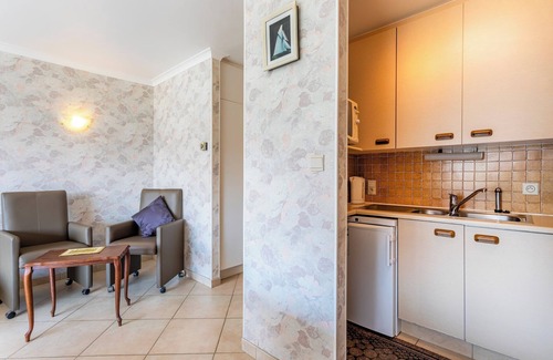 Koksijde-Bad Apartment | Well-kept sunny flat with sun terrace.