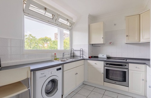 Nine Elms Apartment | Well-located 3BD Flat with Private Balcony