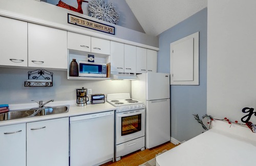 Craigleith House | Well-located studio with seasonal pool, tennis, fireplace & full kitchen