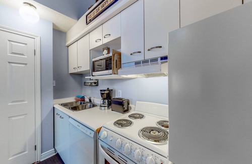 Craigleith House | Well-located studio with seasonal pool, tennis, fireplace & full kitchen