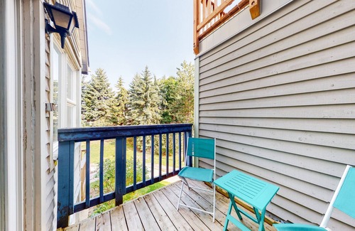 Craigleith House | Well-located studio with seasonal pool, tennis, fireplace & full kitchen