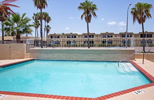 McAllen Hotel | Well-Located Unit Close To Downtown - Pets Welcome, Pool, And Free Parking