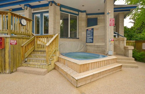 Craigleith House | Well-positioned condo w/shared pool & steps to lift, dogs OK