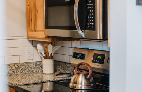 Blowing Rock Apartment | Well Stocked & Cozy, Downtown Condo, Walk to Main!