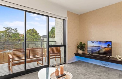 Mount Albert House | Well-styled Vibrant 2 Bed Home