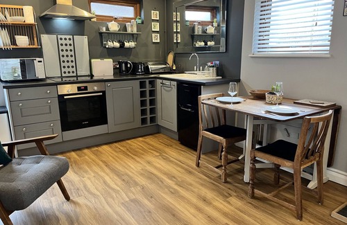 Charlton Kings Cottage | WELLINGHILL LODGE, pet friendly, with a garden in Cheltenham