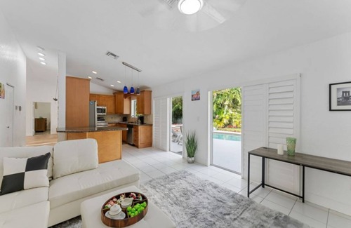 Versailles House | Wellington Cozy House with Private Pool