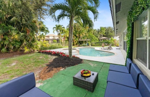 Versailles House | Wellington Cozy House with Private Pool
