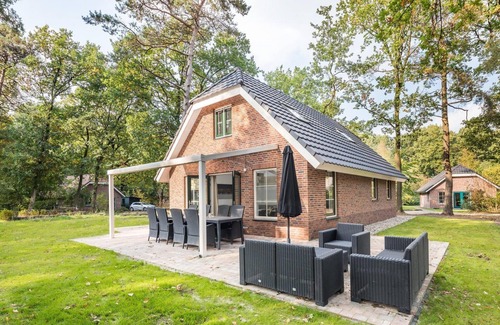 Hooghalen House | Wellness bungalow with whirlpool, sauna, sunshower, 3 bedrooms, and a covered terrace with lounge set.