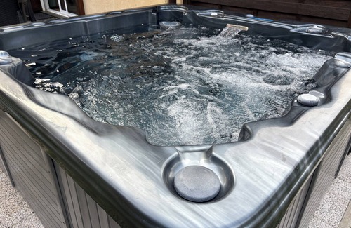 Levignacq Cottage | Wellness cottage in the woods. Close to sandy beaches. Private terrace with jacuzzi.