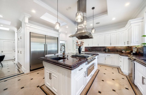 Tarzana Villa | Wells Estate -10-Bdr Retreat with Outdoor Paradise