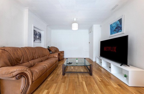 Barnhill House | Wembley Stadium 5 Bed House