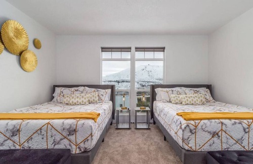 East Wenatchee House | Wenatchee 1 · Work & Ski Friendly Mountain View Home w Fireplace