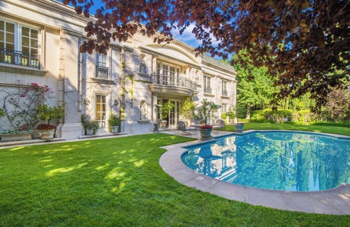 Beverly Hills House | Wendover Mansion - 7BR Neoclassical BH Retreat w/Pool, Near Rodeo