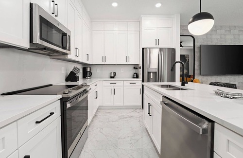 Florida Center House | Wendy's Wing | Gorge Villa w/Pirate BR, Grand Suites & PVT Pool - Near Airport