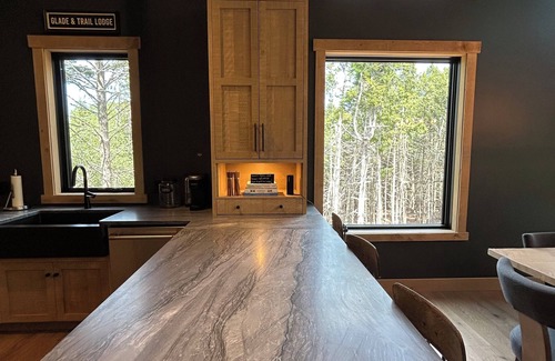 Wentworth House | Wentworth's Glade and Trail Lodge. Ski/Bike chalet for Guests on Alpine Run