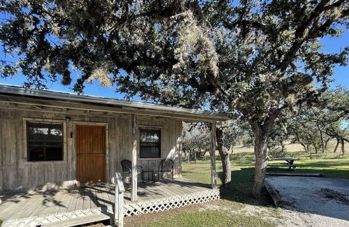 Bandera House | West 1077 Guest Ranch - Red Oak Room 5