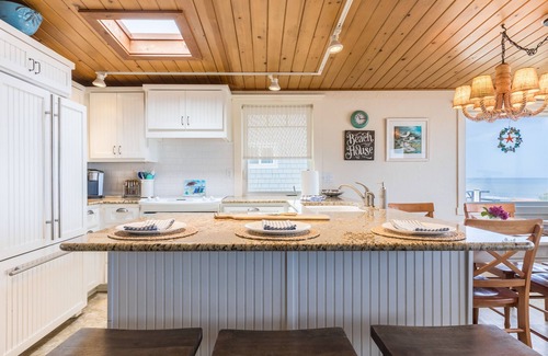Oak Harbor House | West Beach Wonderland by AvantStay | Waterfront