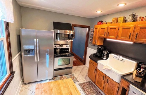 Ashfield House | West Broadway Guesthouse with off-street parking